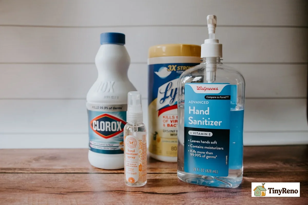 Cleaning spray and cloth for treating carpet stains